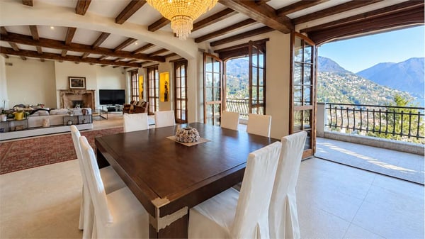 Elegante villa con piscina e romantica vista lago