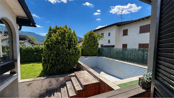VILLA CON PISCINA IMMERSA NEL VERDE DA RINNOVARE