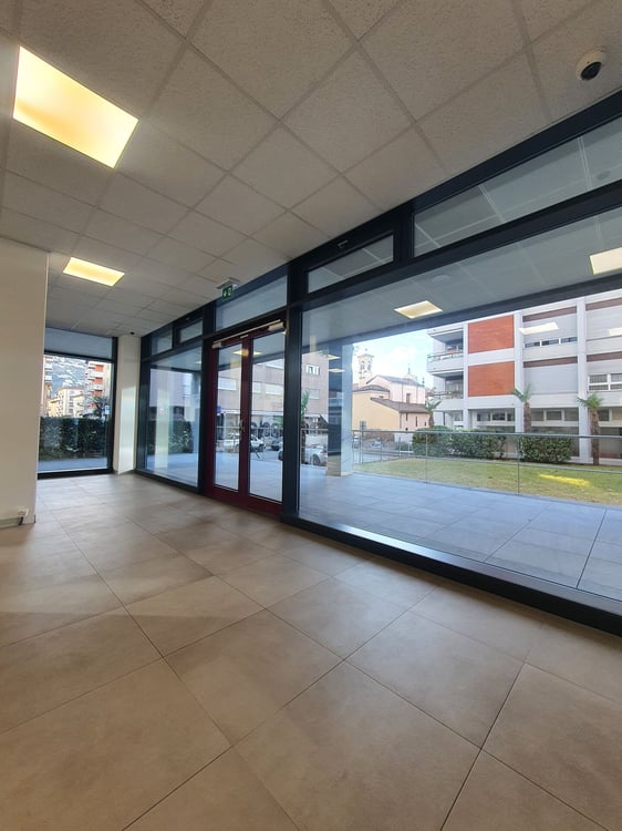 Spazio commerciale al piano terra con ca. m² 80 di superficie - Lugano zona USI - Residenza Agorà 2