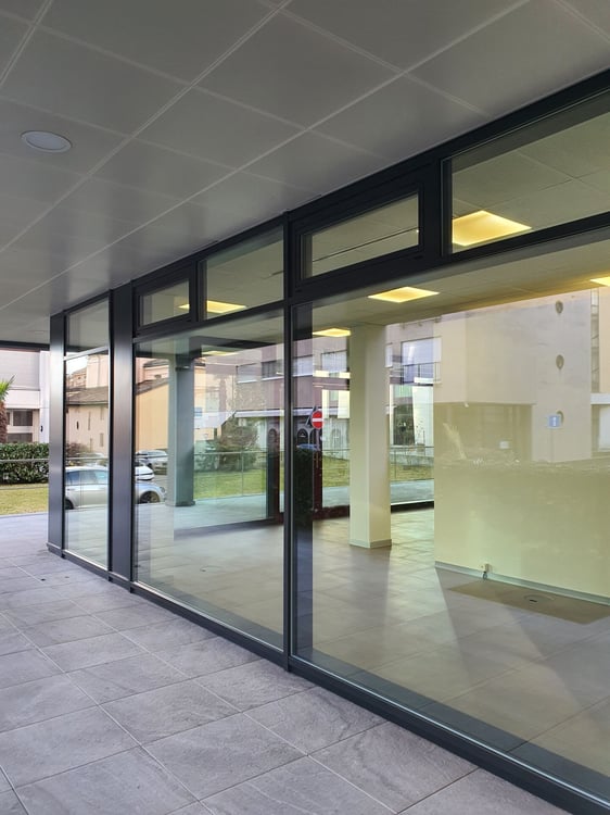 Spazio commerciale al piano terra con ca. m² 80 di superficie - Lugano zona USI - Residenza Agorà 1