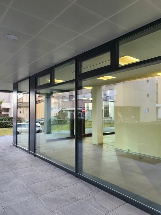 Spazio commerciale al piano terra con ca. m² 80 di superficie - Lugano zona USI - Residenza Agorà 2