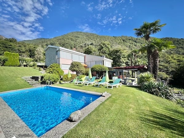 VENDESI IN VAL RESA (Brione sopra Minusio) - CASA CON PISCINA ED AMPIO GIARDINO 12