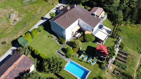 VENDESI IN VAL RESA (Brione sopra Minusio) - CASA CON PISCINA ED AMPIO GIARDINO 4