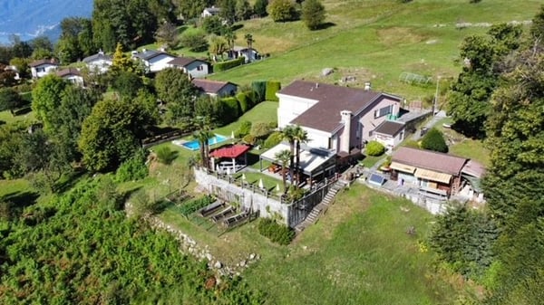 VENDESI IN VAL RESA (Brione sopra Minusio) - CASA CON PISCINA ED AMPIO GIARDINO 3