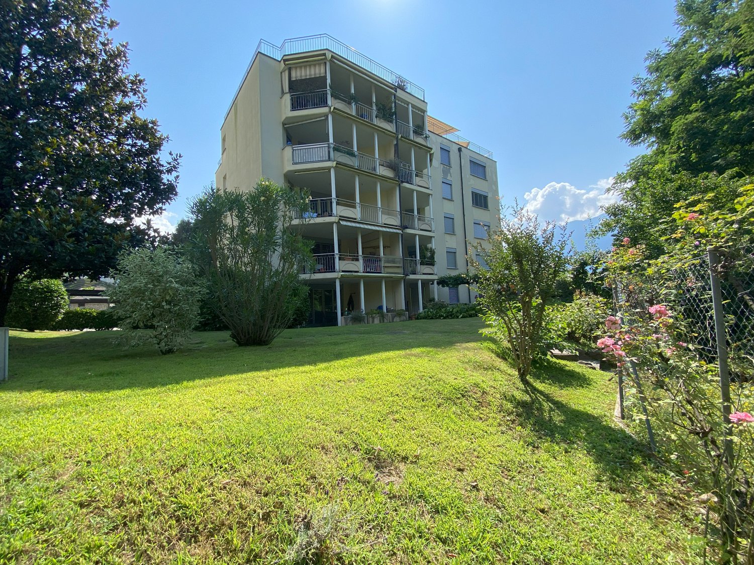 Bild Luminoso appartamento4.5 locali/ Charmante 4.5-Zimmer-Wohnung mit Gartenblick