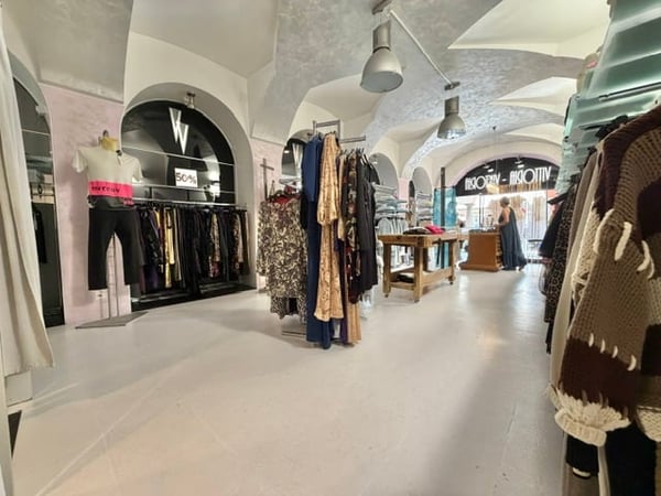 AFFITTASI A LOCARNO (PIAZZA GRANDE) - NEGOZIO SU DUE LIVELLI CON VETRINA 9