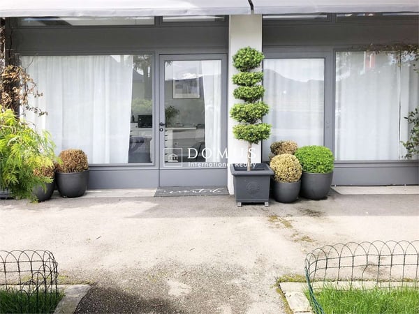 Negozio, spazio commerciale con vetrine 7