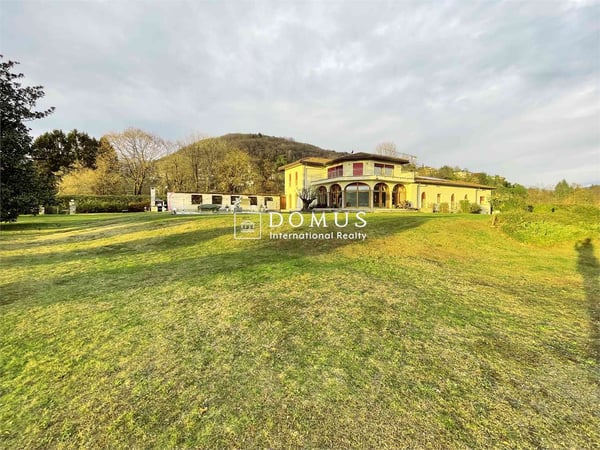 Villa dominante vista lago, nel verde 2