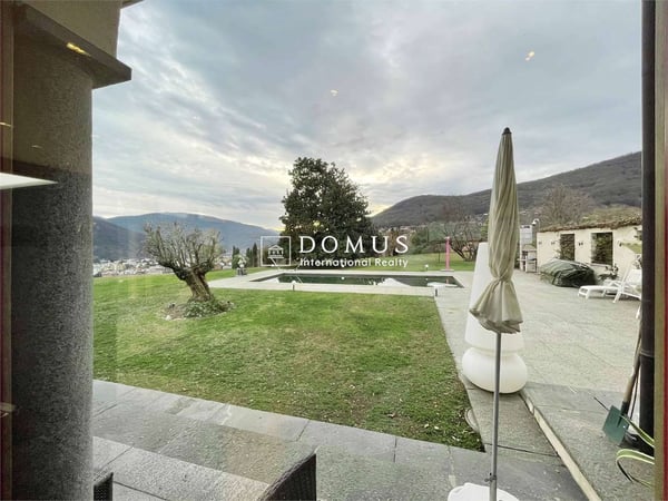 Villa dominante vista lago, nel verde 6