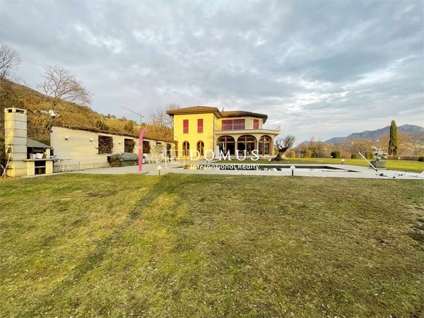 Villa dominante vista lago, nel verde 4