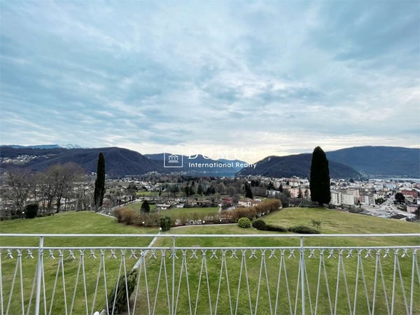 Villa dominante vista lago, nel verde 12