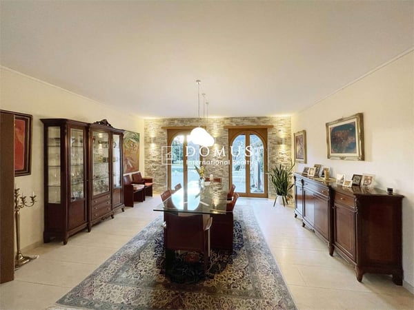 Villa dominante vista lago, nel verde 9