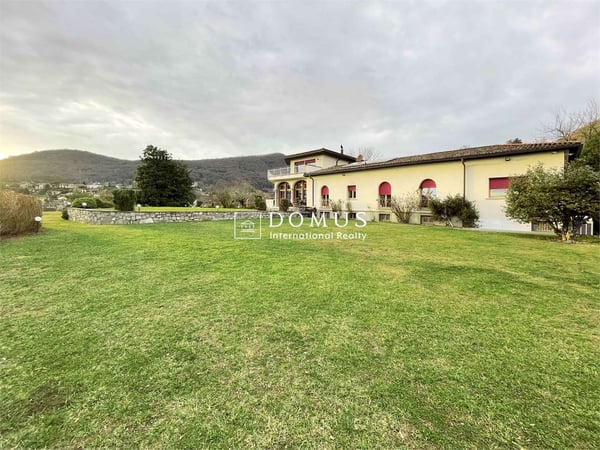 Villa dominante vista lago, nel verde