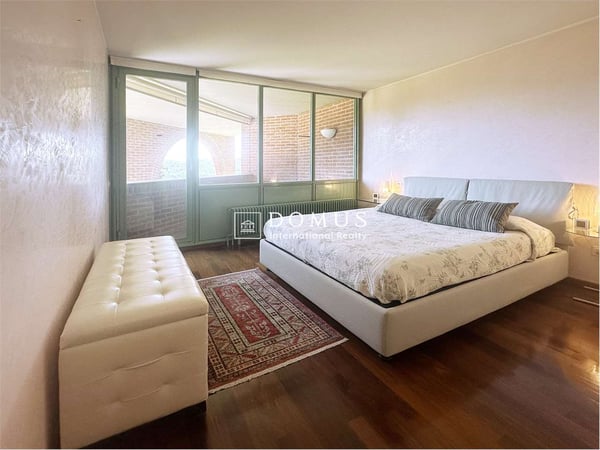 Villa architettonica con vista panoramica 8