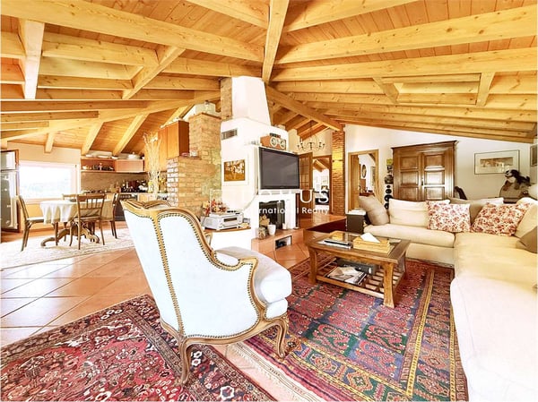 Casa indipendenti di 5 appartamenti con giardino e garage 8