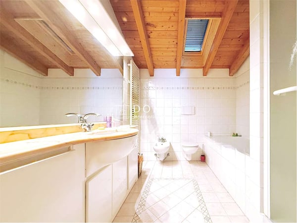 Casa indipendenti di 5 appartamenti con giardino e garage 5