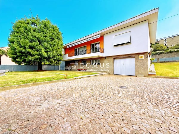 Villa indipendente immersa nel verde con piscina 12