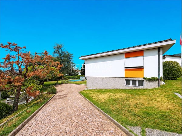 Villa indipendente immersa nel verde con piscina 13