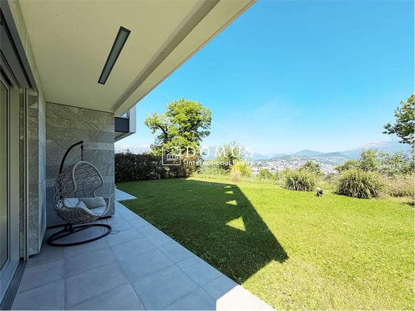 Prestigioso appartamento di lusso con vista lago