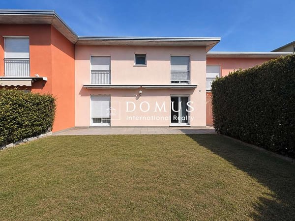 Casa a schiera con giardino privato e due posti auto 1