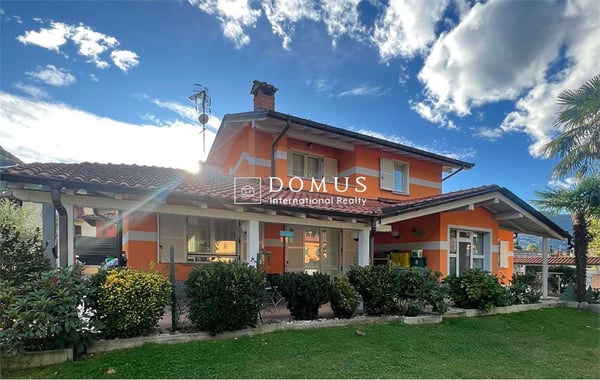 Villa indipendente con giardino, taverna e box a Lavena Ponte Tresa