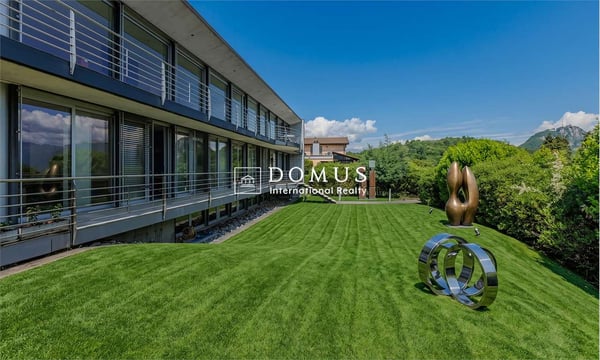 Moderna villa con vista lago a Carona