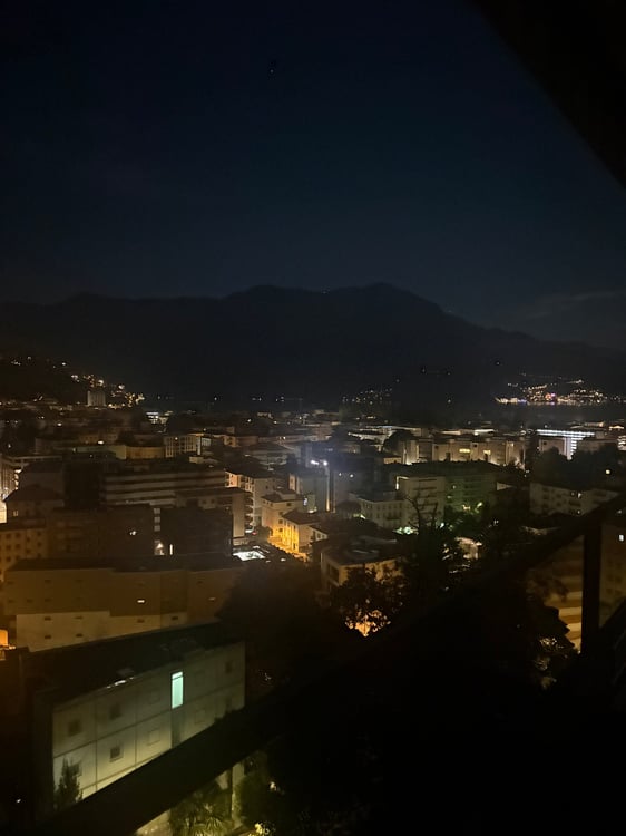 4.5 locali al 5° piano con vista lago, ristrutturato nel 2024 4