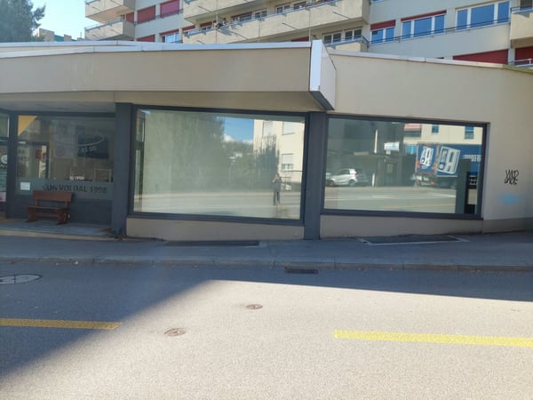 Affittasi locale commerciale al PT con doppia vetrina 2