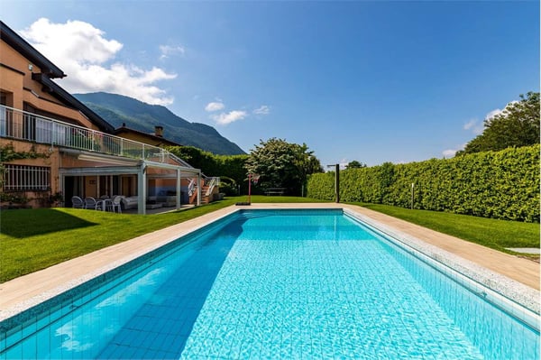 GRANDE VILLA CON PISCINA E GIARDINO IN VENDITA A VILLA LUGANESE 3