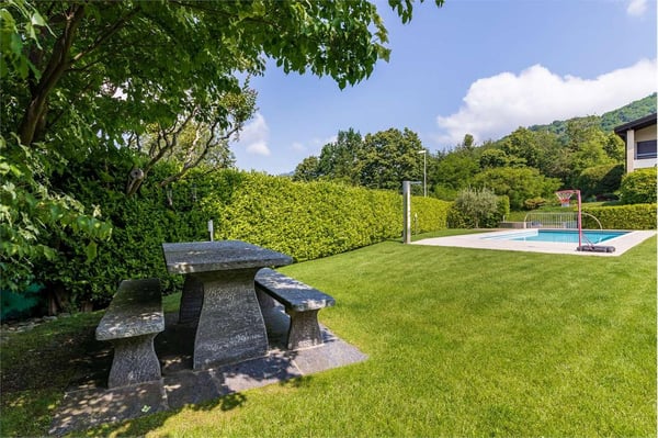GRANDE VILLA CON PISCINA E GIARDINO IN VENDITA A VILLA LUGANESE 10