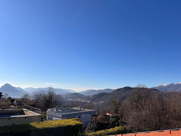 GRANDE VILLA CON PISCINA E GIARDINO IN VENDITA A VILLA LUGANESE 2