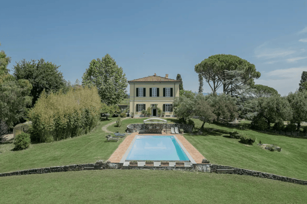 TOSCANA – Villa storica in zona collinare a 4 km da Lucca + terreno 3,3 ettari uliveto e vigneto