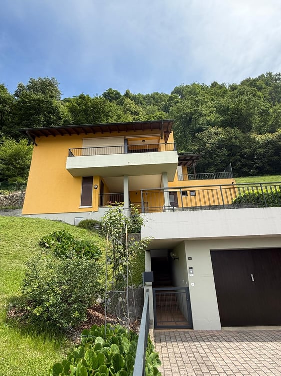 MENDRISIO: In zona tranquilla e residenziale, vendiamo ampia casa, luminosa e con vista aperta. 2