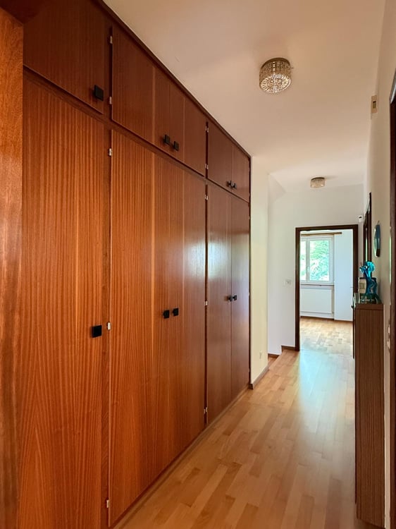 MENDRISIO: In zona tranquilla e residenziale, vendiamo ampia casa, luminosa e con vista aperta. 13