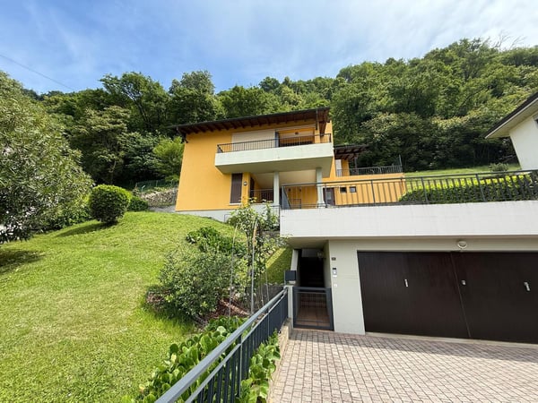 MENDRISIO: In zona tranquilla e residenziale, vendiamo ampia casa, luminosa e con vista aperta. 1