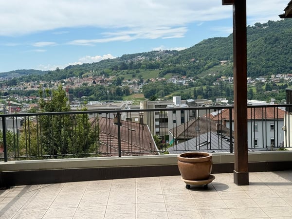 MENDRISIO: In zona tranquilla e residenziale, vendiamo ampia casa, luminosa e con vista aperta. 5