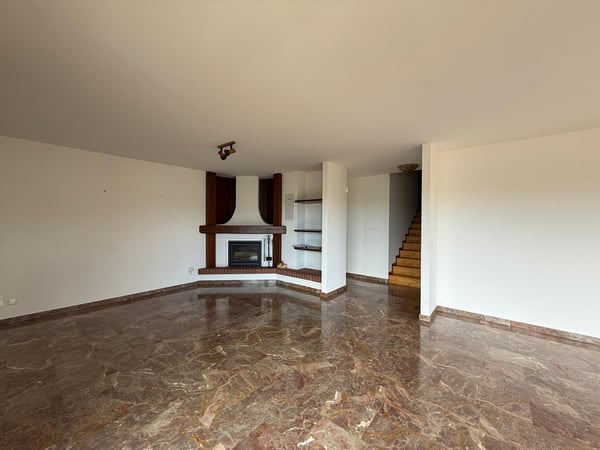MENDRISIO: In zona tranquilla e residenziale, vendiamo ampia casa, luminosa e con vista aperta. 10