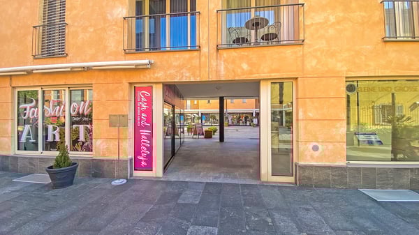 Elegante Negozio in Piazza Ascona 13