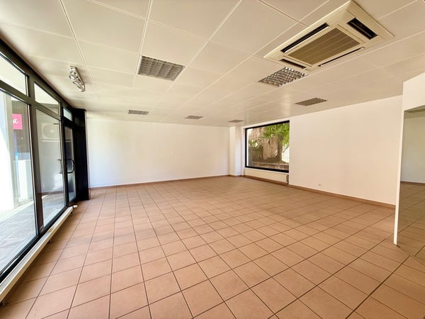 Elegante Negozio in Piazza Ascona 3