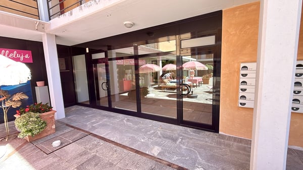 Elegante Negozio in Piazza Ascona 7