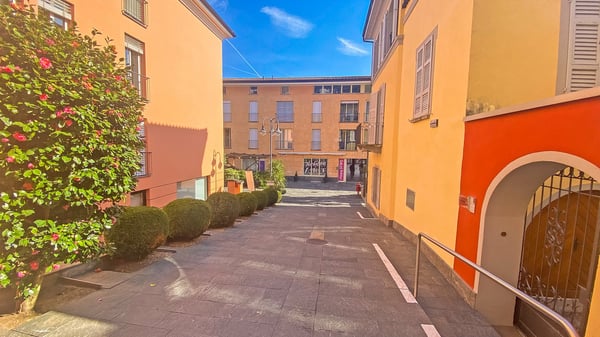 Elegante Negozio in Piazza Ascona 14