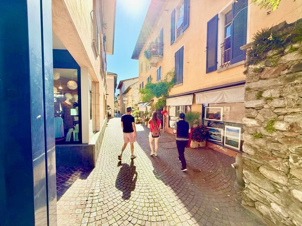 Elegante Negozio in Piazza Ascona 12