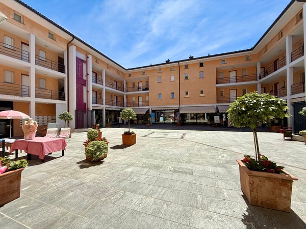 Elegante Negozio in Piazza Ascona 8