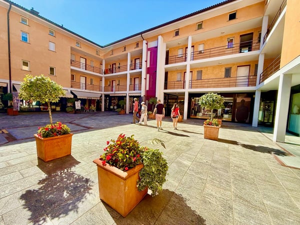 Elegante Negozio in Piazza Ascona 11