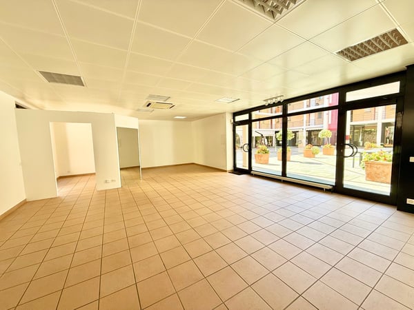 Elegante Negozio in Piazza Ascona 2