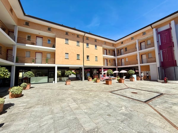 Elegante Negozio in Piazza Ascona 1