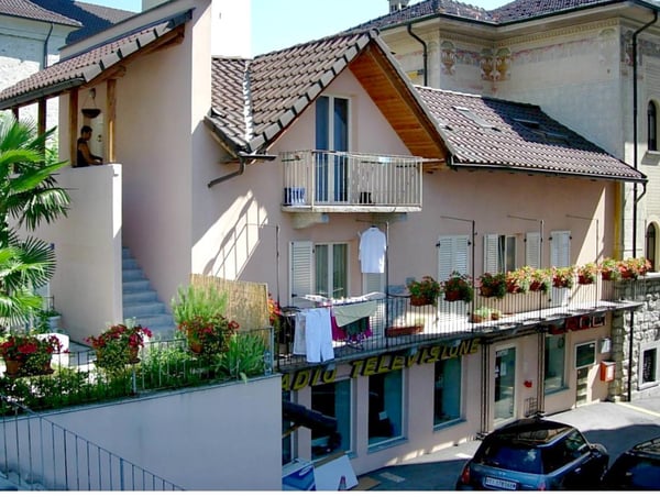 Casa con negozio e due appartamenti - Haus mit zwei Wohnungen und Geschaeft 3