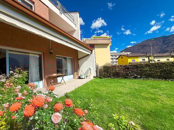 Grande casa con giardino, garages e posteggio. Soleggiata e tranquilla 4