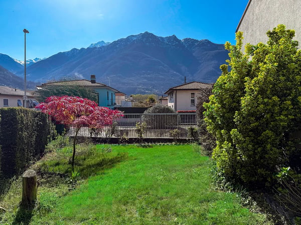Grande casa con giardino, garages e posteggio. Soleggiata e tranquilla 5