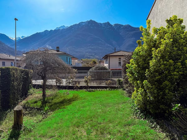 Grande casa con giardino, garages e posteggio. Soleggiata e tranquilla 24